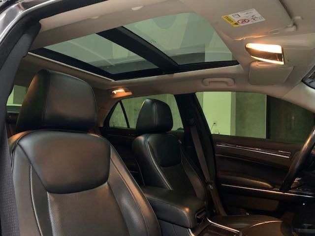 CHRYSLER 300 C 3.6 V6 GASOLINA AUTOMÁTICO 2015/2015 FÁBIO BERNARDES PORTO ALEGRE / Carros no Vale