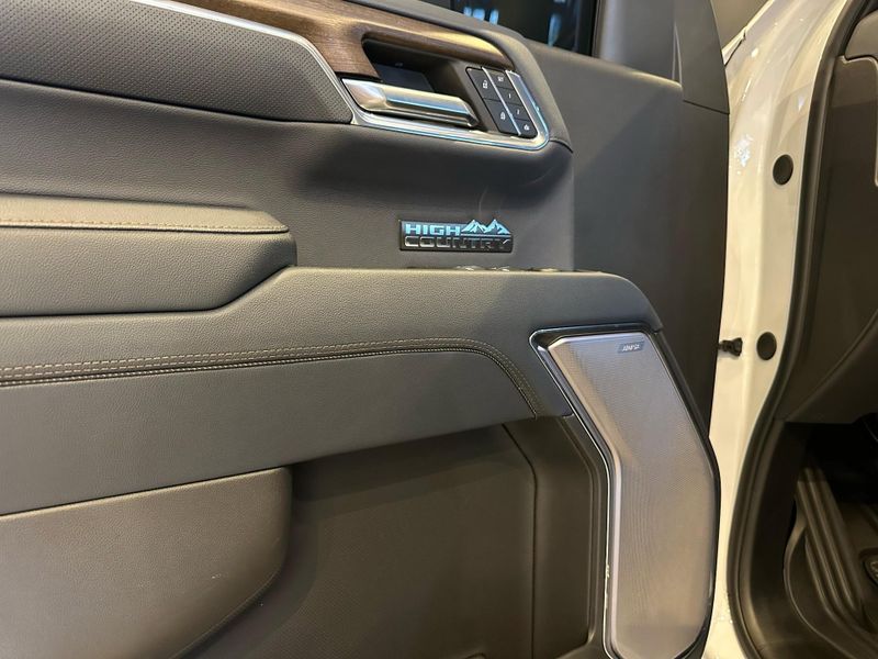 Chevrolet Silverado High Country 5.3 V8 AWD Aut. 2023/2024 CONCEPT MOTORS PASSO FUNDO / Carros no Vale