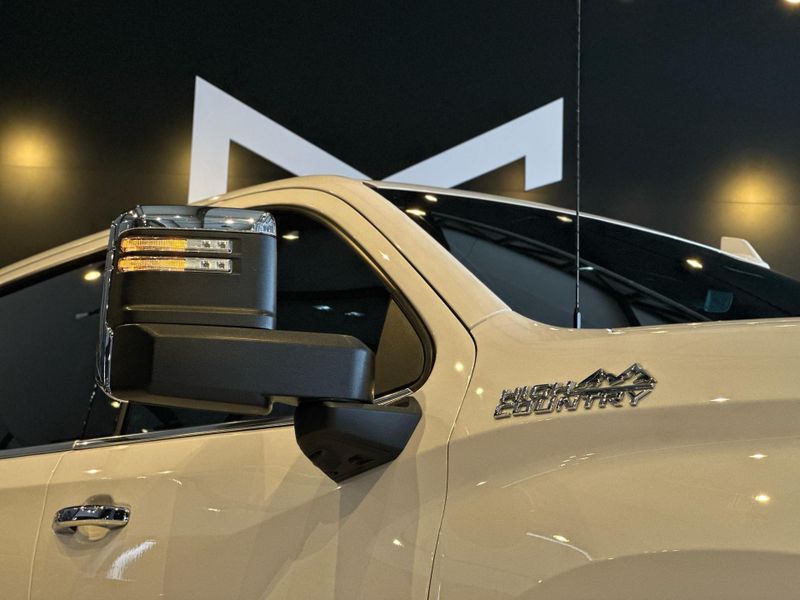 Chevrolet Silverado High Country 5.3 V8 AWD Aut. 2023/2024 CONCEPT MOTORS PASSO FUNDO / Carros no Vale