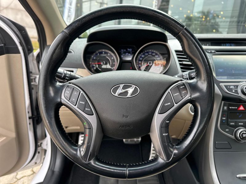 Hyundai Elantra GLS 2.0 16V Flex Aut. 2014/2015 CONCEPT MOTORS PASSO FUNDO / Carros no Vale
