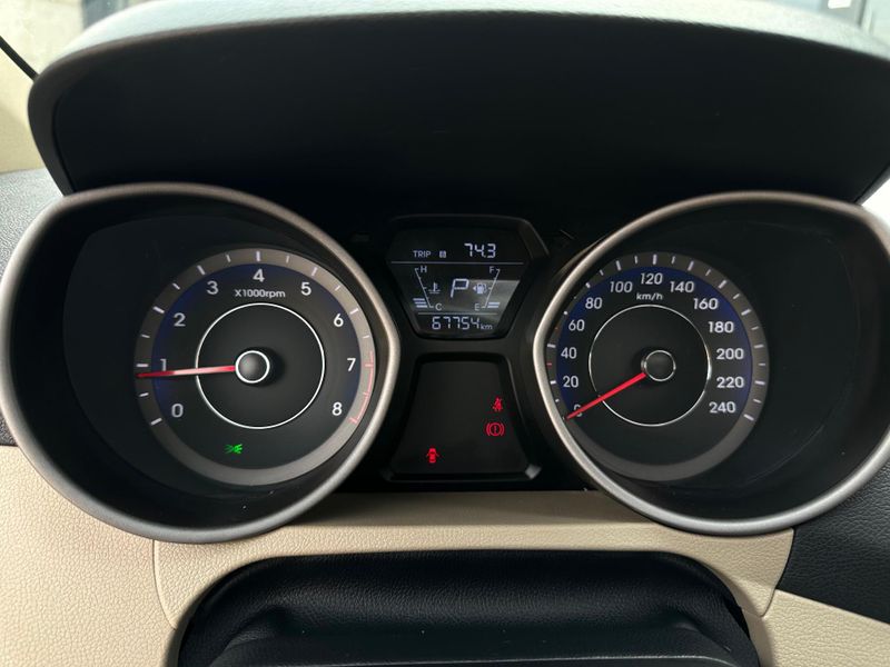 Hyundai Elantra GLS 2.0 16V Flex Aut. 2014/2015 CONCEPT MOTORS PASSO FUNDO / Carros no Vale