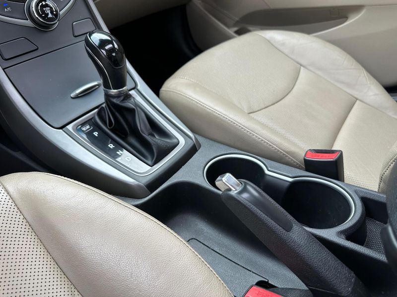 Hyundai Elantra GLS 2.0 16V Flex Aut. 2014/2015 CONCEPT MOTORS PASSO FUNDO / Carros no Vale