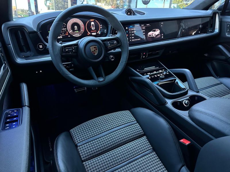 Porsche Cayenne S Coupe 3.0 V6 353cv (HÃ­brido) 2024/2024 CONCEPT MOTORS PASSO FUNDO / Carros no Vale