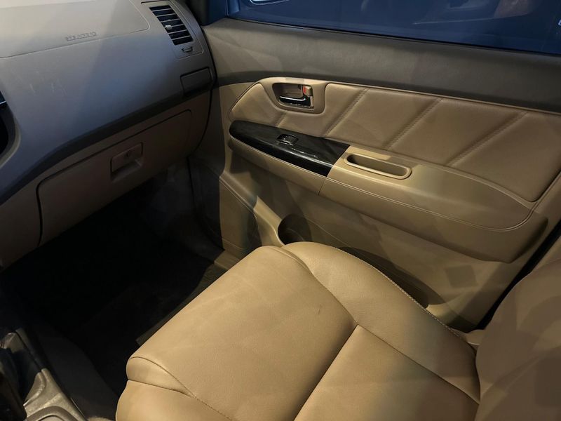 Toyota Hilux SW4 SRV D4-D 4×4 3.0 TDI Dies Aut 2012/2013 CONCEPT MOTORS PASSO FUNDO / Carros no Vale