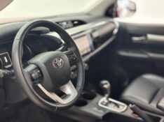 TOYOTA HILUX 2.8 D-4D TURBO DIESEL CD SRV 4X4 AUTOMÁTICO 2018/2019 MAIS FÁCIL VEÍCULOS SANTA CRUZ DO SUL / Carros no Vale