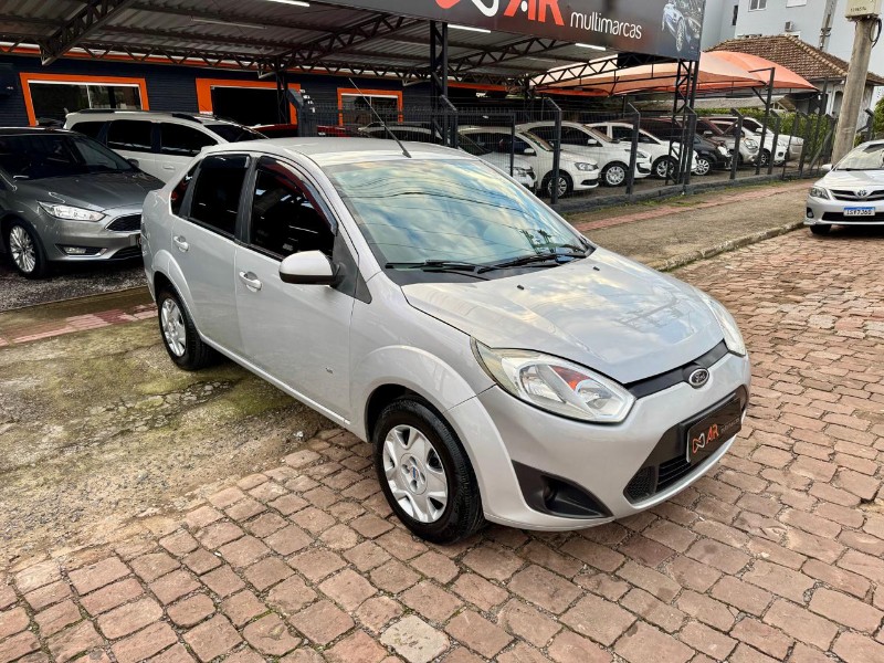 FORD FIESTA SEDAN SE 1.6 8V 2013/2014 AR MULTIMARCAS VENÂNCIO AIRES / Carros no Vale