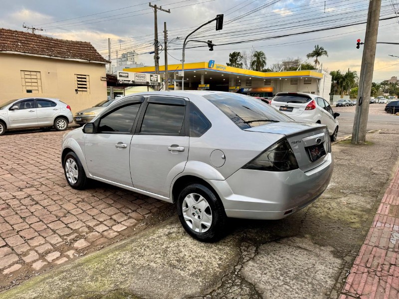 FORD FIESTA SEDAN SE 1.6 8V 2013/2014 AR MULTIMARCAS VENÂNCIO AIRES / Carros no Vale