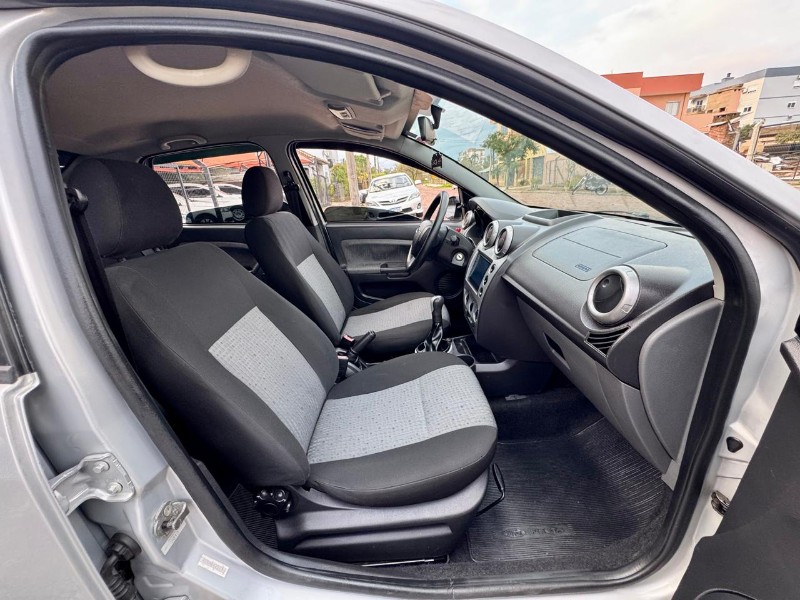 FORD FIESTA SEDAN SE 1.6 8V 2013/2014 AR MULTIMARCAS VENÂNCIO AIRES / Carros no Vale