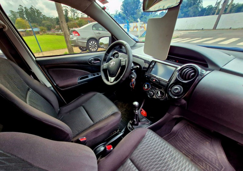 TOYOTA ETIOS 1.3 X 2016/2017 CRUZEIRO MULTIMARCAS CRUZEIRO DO SUL / Carros no Vale