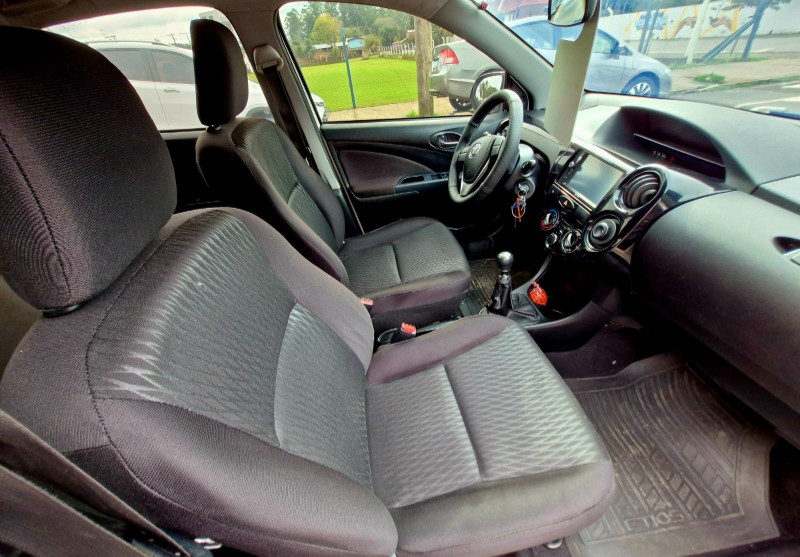 TOYOTA ETIOS 1.3 X 2016/2017 CRUZEIRO MULTIMARCAS CRUZEIRO DO SUL / Carros no Vale
