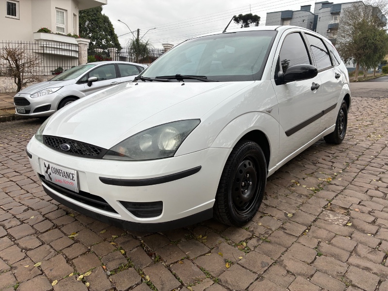 FORD FOCUS 1.6 FLEX 5P 2004/2004 COMPLETO VEÍCULOS GUAPORÉ / Carros no Vale