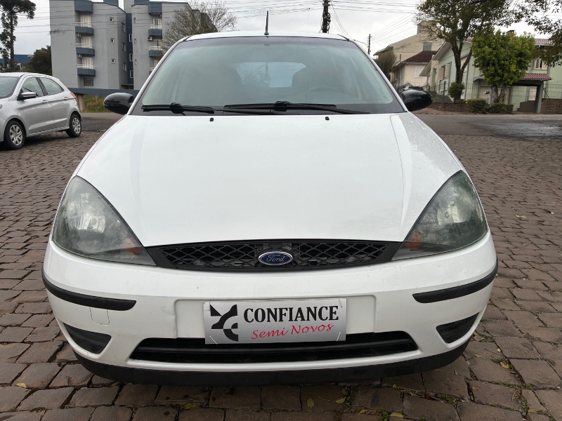 FORD FOCUS 1.6 FLEX 5P 2004/2004 COMPLETO VEÍCULOS GUAPORÉ / Carros no Vale