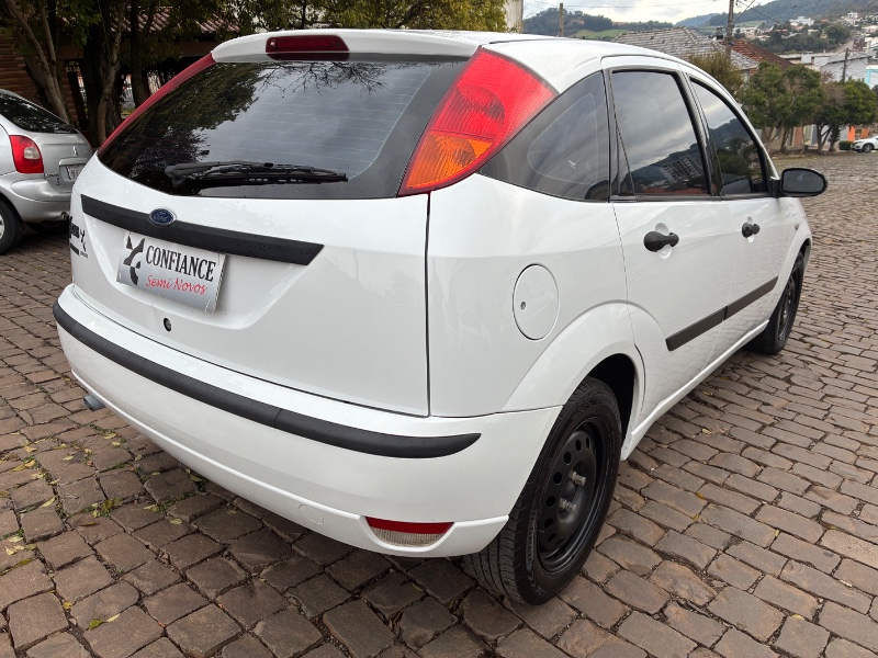 FORD FOCUS 1.6 FLEX 5P 2004/2004 COMPLETO VEÍCULOS GUAPORÉ / Carros no Vale