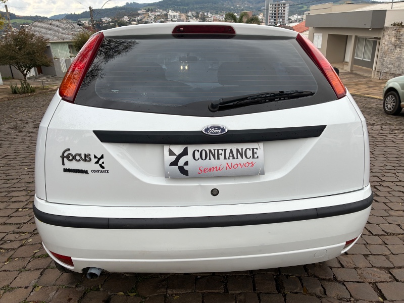 FORD FOCUS 1.6 FLEX 5P 2004/2004 COMPLETO VEÍCULOS GUAPORÉ / Carros no Vale