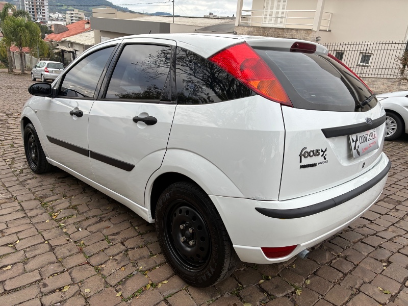 FORD FOCUS 1.6 FLEX 5P 2004/2004 COMPLETO VEÍCULOS GUAPORÉ / Carros no Vale