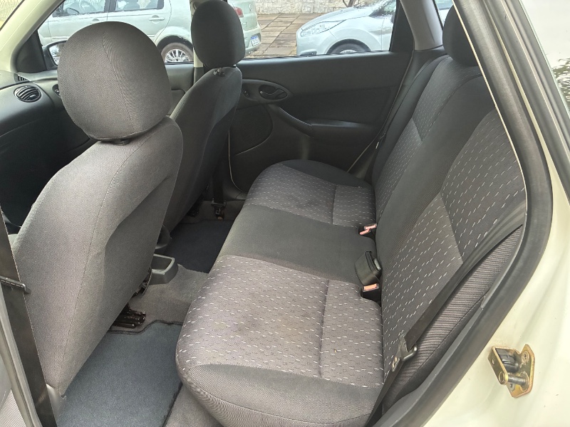 FORD FOCUS 1.6 FLEX 5P 2004/2004 COMPLETO VEÍCULOS GUAPORÉ / Carros no Vale