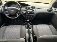 FORD FOCUS 1.6 FLEX 5P 2004/2004 COMPLETO VEÍCULOS GUAPORÉ / Carros no Vale