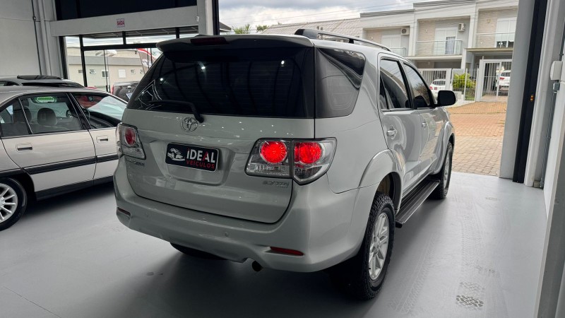 TOYOTA SW4 SR 2.7 /2013 IDEAL VEÍCULOS LAJEADO / Carros no Vale