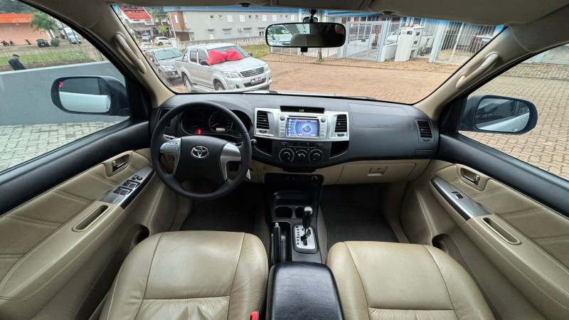 TOYOTA HILUX SW4 2.7 SR /2014 IDEAL VEÍCULOS LAJEADO / Carros no Vale