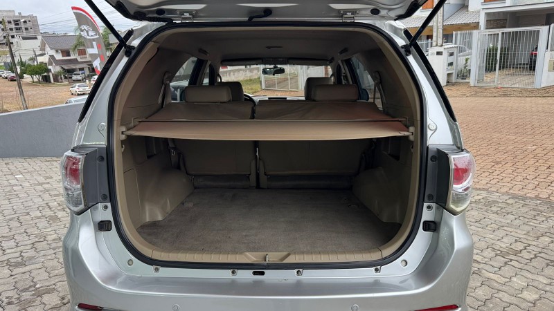 TOYOTA HILUX SW4 2.7 SR /2014 IDEAL VEÍCULOS LAJEADO / Carros no Vale