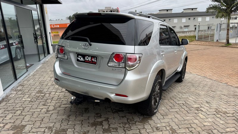 TOYOTA HILUX SW4 2.7 SR /2014 IDEAL VEÍCULOS LAJEADO / Carros no Vale