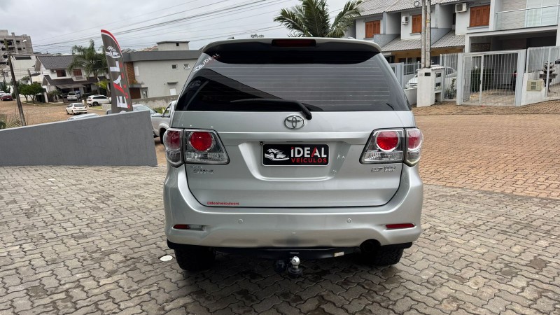 TOYOTA HILUX SW4 2.7 SR /2014 IDEAL VEÍCULOS LAJEADO / Carros no Vale