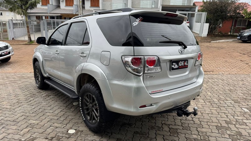 TOYOTA HILUX SW4 2.7 SR /2014 IDEAL VEÍCULOS LAJEADO / Carros no Vale