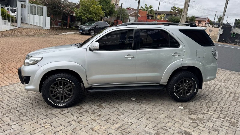 TOYOTA HILUX SW4 2.7 SR /2014 IDEAL VEÍCULOS LAJEADO / Carros no Vale