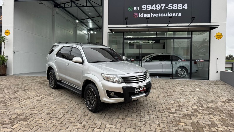 TOYOTA HILUX SW4 2.7 SR /2014 IDEAL VEÍCULOS LAJEADO / Carros no Vale