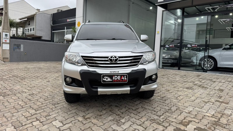 TOYOTA HILUX SW4 2.7 SR /2014 IDEAL VEÍCULOS LAJEADO / Carros no Vale