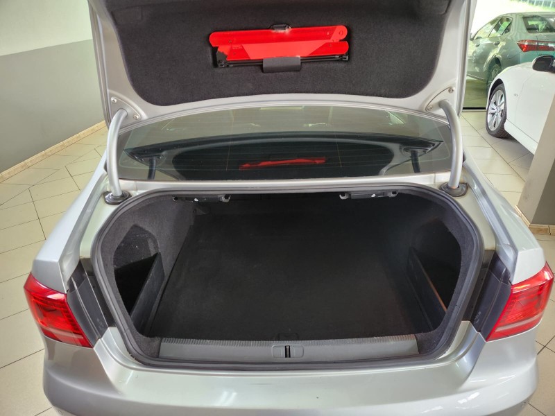 VOLKSWAGEN PASSAT HIGHLINE 2.0 T 2011/2012 TS VEÍCULOS ANTA GORDA / Carros no Vale