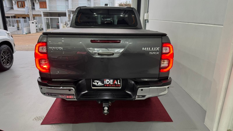 TOYOTA HILUX SRX CD 2.8 4X4 /2021 IDEAL VEÍCULOS LAJEADO / Carros no Vale