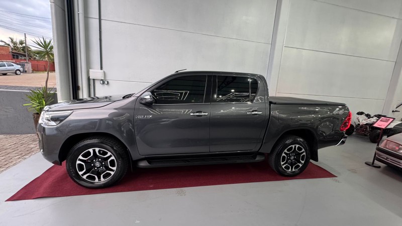 TOYOTA HILUX SRX CD 2.8 4X4 /2021 IDEAL VEÍCULOS LAJEADO / Carros no Vale