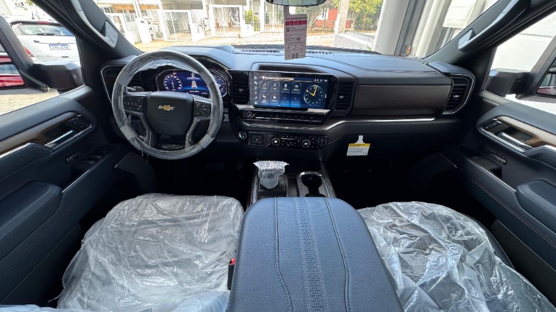 CHEVROLET SILVERADO HIGH COUNTRY 5.3 V8 AWD AUT. /2024 IDEAL VEÍCULOS LAJEADO / Carros no Vale