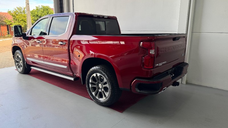 CHEVROLET SILVERADO HIGH COUNTRY 5.3 V8 AWD AUT. /2024 IDEAL VEÍCULOS LAJEADO / Carros no Vale