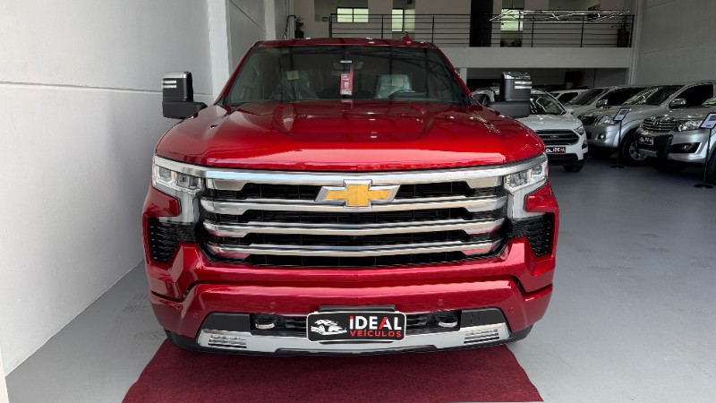 CHEVROLET SILVERADO HIGH COUNTRY 5.3 V8 AWD AUT. /2024 IDEAL VEÍCULOS LAJEADO / Carros no Vale