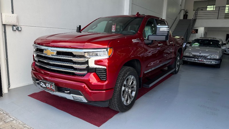 CHEVROLET SILVERADO HIGH COUNTRY 5.3 V8 AWD AUT. /2024 IDEAL VEÍCULOS LAJEADO / Carros no Vale