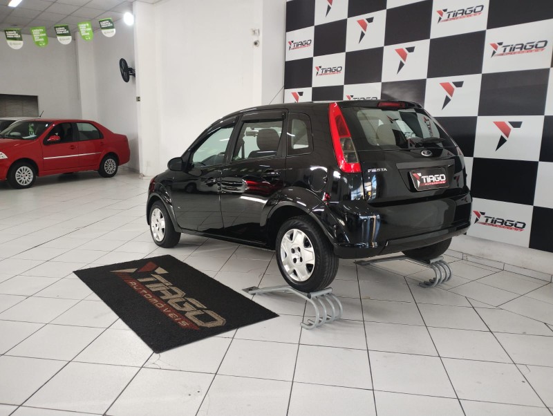 FORD FIESTA SE 1.0 8V FLEX 5P 2014/2014 TIAGO AUTOMÓVEIS VENÂNCIO AIRES / Carros no Vale