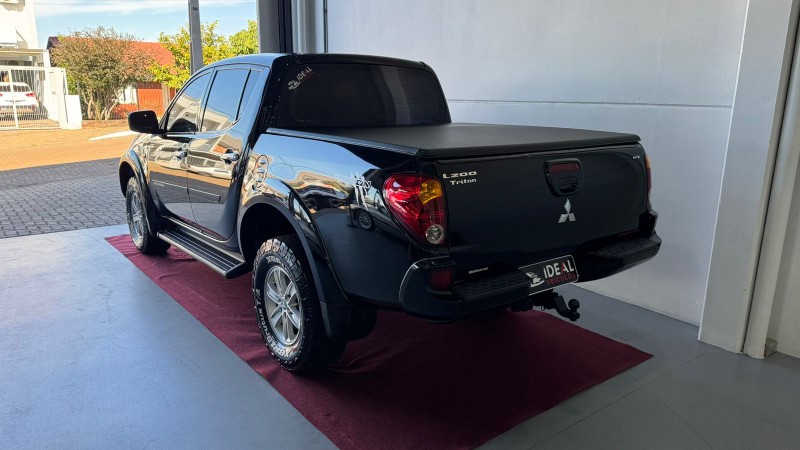 MITSUBISHI L200 TRITON 3.2 D /2010 IDEAL VEÍCULOS LAJEADO / Carros no Vale