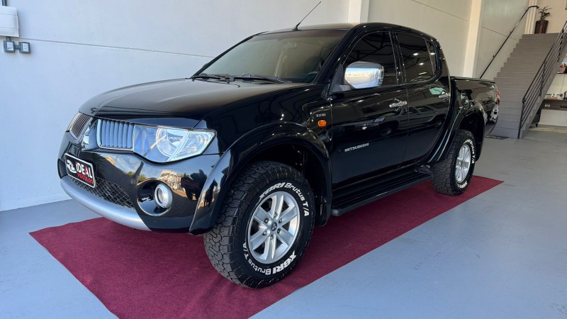 MITSUBISHI L200 TRITON 3.2 D /2010 IDEAL VEÍCULOS LAJEADO / Carros no Vale