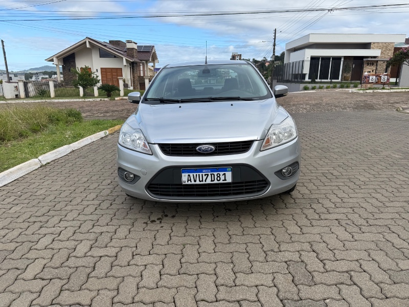 FORD FOCUS SEDAN 2.0 2013/2013 ELY AUTOMÓVEIS LAJEADO / Carros no Vale
