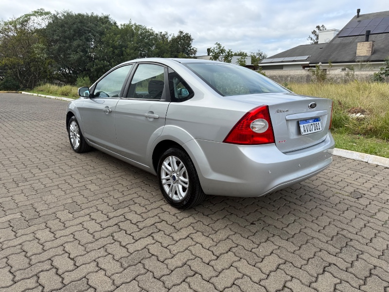 FORD FOCUS SEDAN 2.0 2013/2013 ELY AUTOMÓVEIS LAJEADO / Carros no Vale