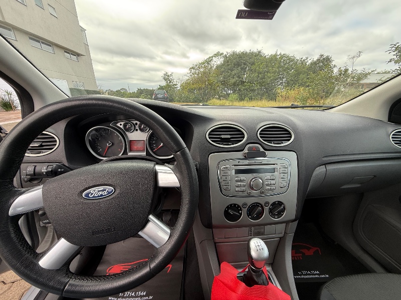 FORD FOCUS SEDAN 2.0 2013/2013 ELY AUTOMÓVEIS LAJEADO / Carros no Vale