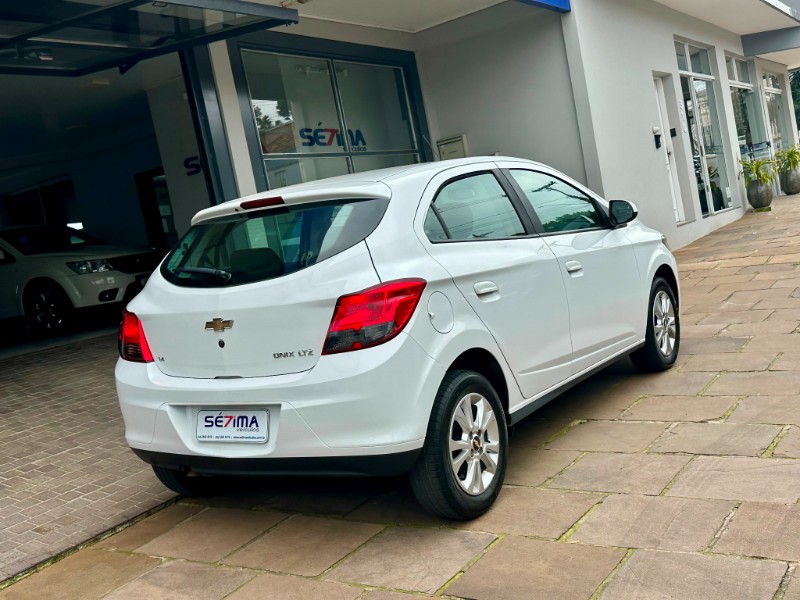 CHEVROLET ONIX LTZ 1.4 2015/2015 SÉTIMA VEÍCULOS GUAPORÉ / Carros no Vale