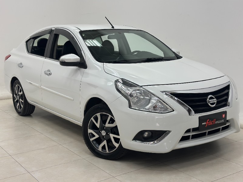 NISSAN VERSA UNIQUE 1.6 16V FLEXSTART 4P AUT. 2016/2017 MAIS FÁCIL VEÍCULOS SANTA CRUZ DO SUL / Carros no Vale