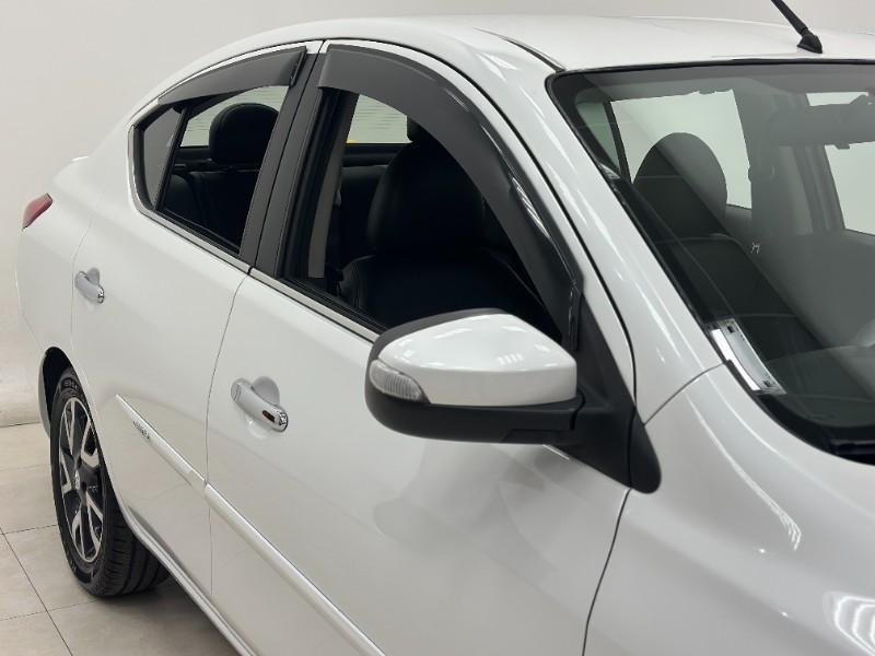 NISSAN VERSA UNIQUE 1.6 16V FLEXSTART 4P AUT. 2016/2017 MAIS FÁCIL VEÍCULOS SANTA CRUZ DO SUL / Carros no Vale