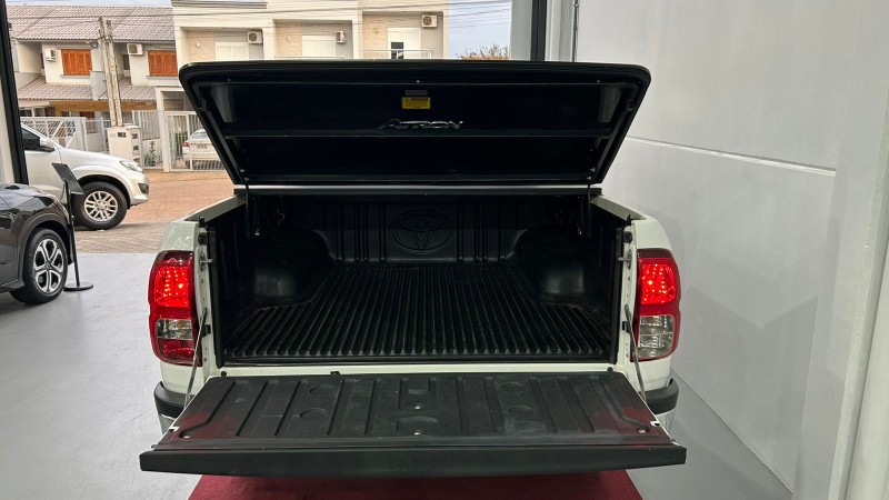 TOYOTA HILUX SR 4X4 /2016 IDEAL VEÍCULOS LAJEADO / Carros no Vale
