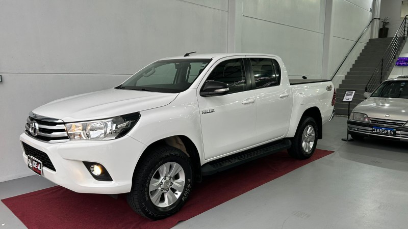 TOYOTA HILUX SR 4X4 /2016 IDEAL VEÍCULOS LAJEADO / Carros no Vale