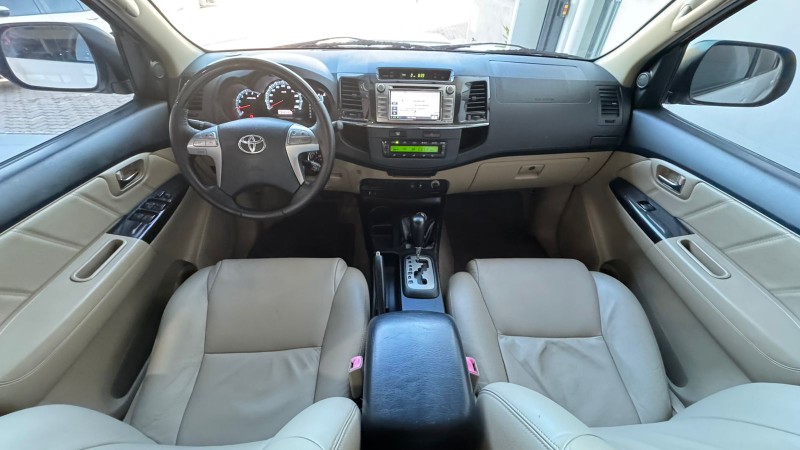 TOYOTA HILUX SW4 SRV D4-D 4X4 /2015 IDEAL VEÍCULOS LAJEADO / Carros no Vale