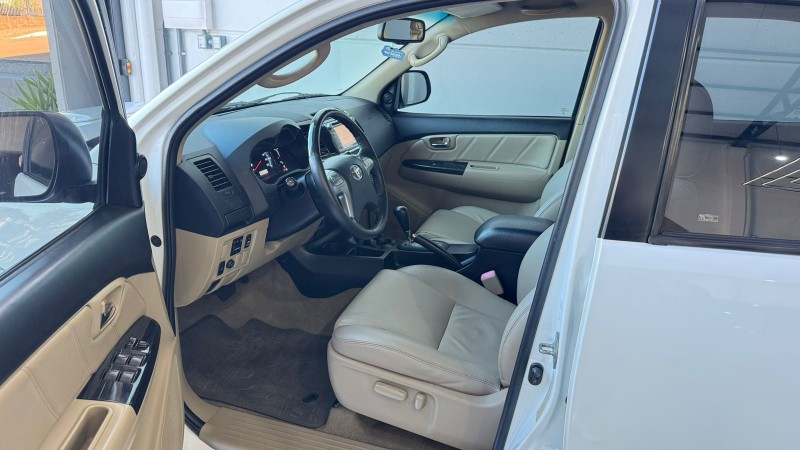 TOYOTA HILUX SW4 SRV D4-D 4X4 /2015 IDEAL VEÍCULOS LAJEADO / Carros no Vale